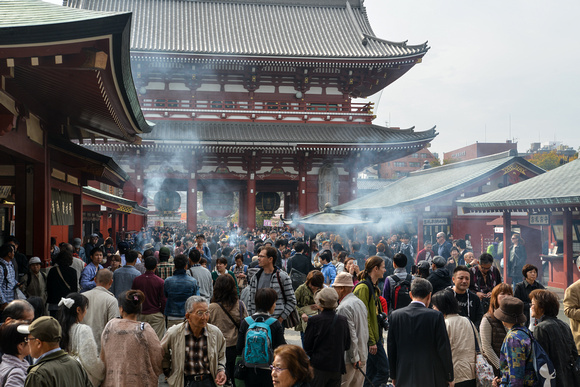 Crowded Sensoji Temple (浅草寺)