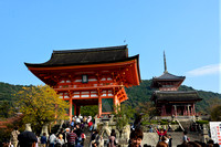Approach to Kiyomizu-dera (清水寺)