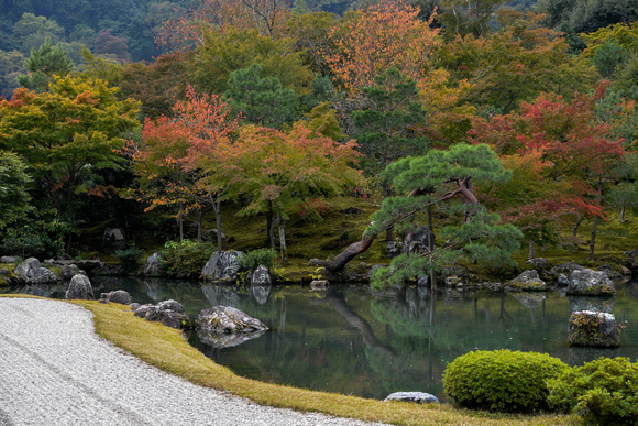Chisen-kaiyu-shiki (pond-stroll) garden