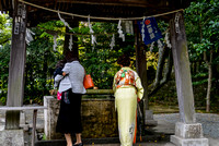 washing at the temizuya (手水舎)