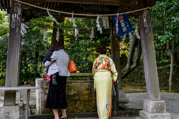 washing at the temizuya (手水舎)